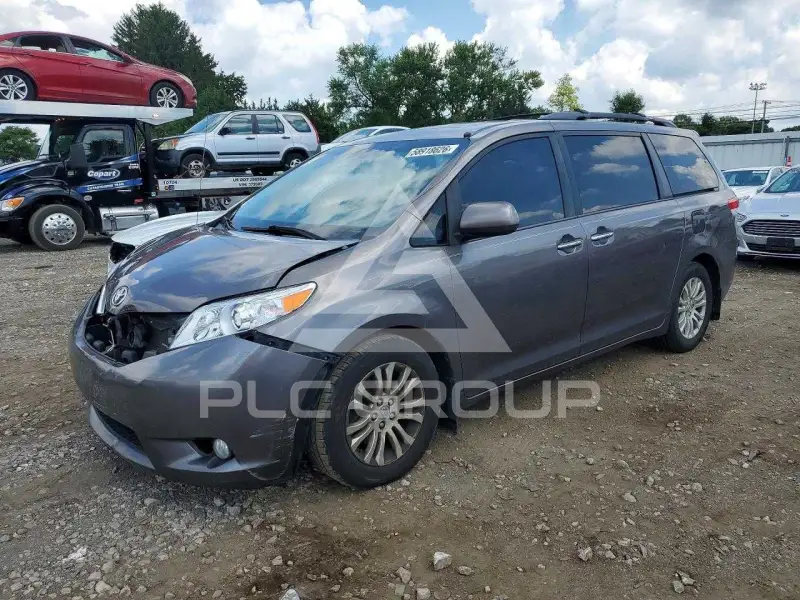 2013 Toyota SIENNA фото