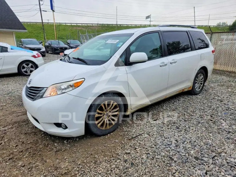 2013 Toyota SIENNA photo