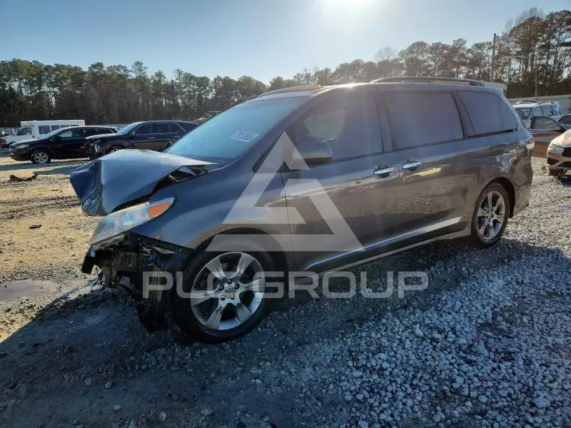 2013 Toyota SIENNA photo