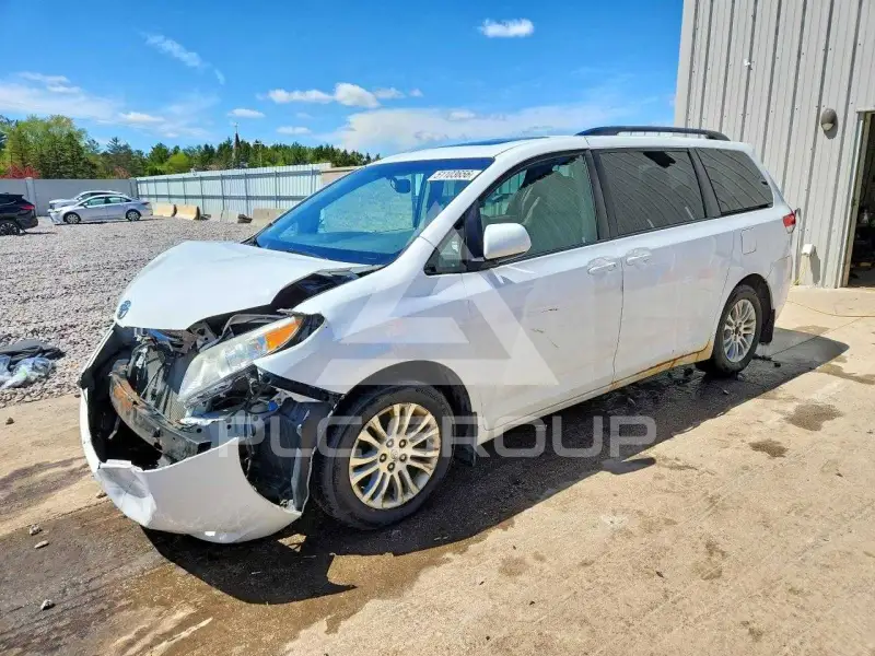 2013 Toyota SIENNA фото