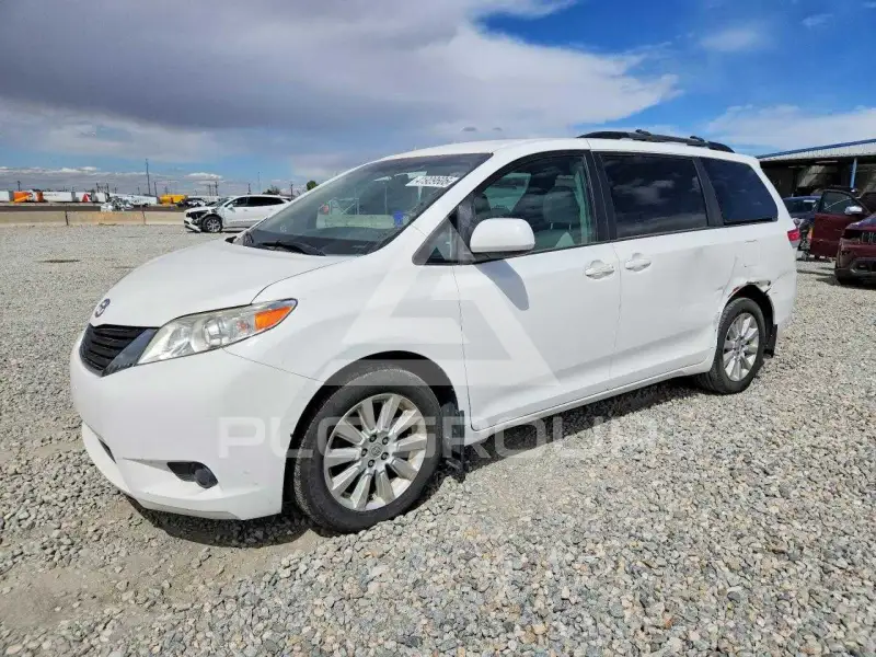 2013 Toyota SIENNA фото