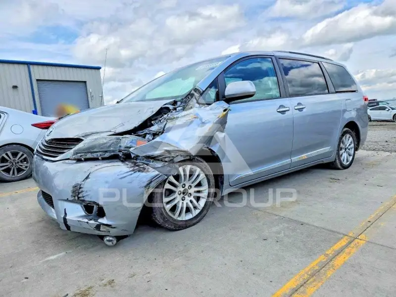 2013 Toyota SIENNA photo