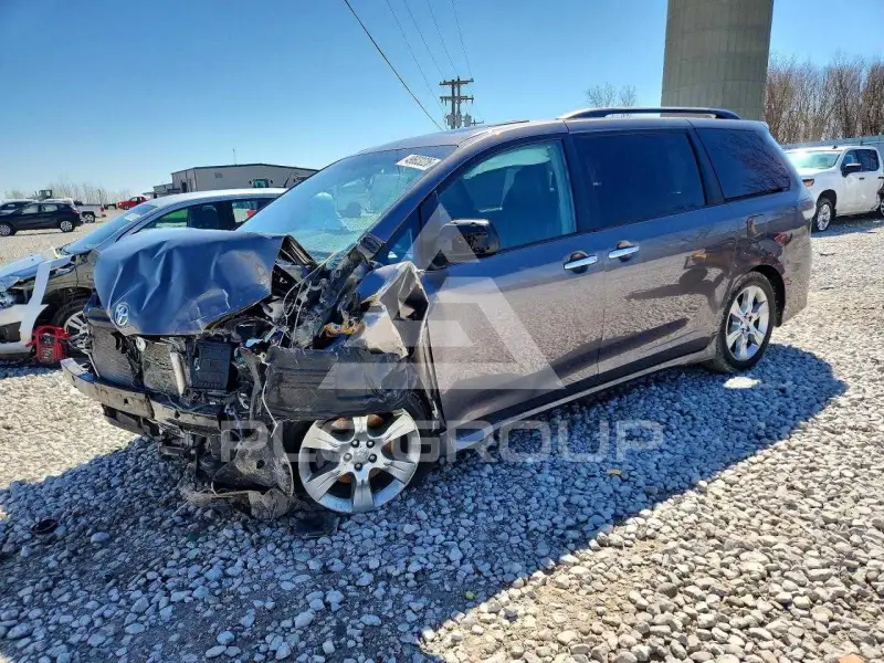 2013 Toyota SIENNA фото