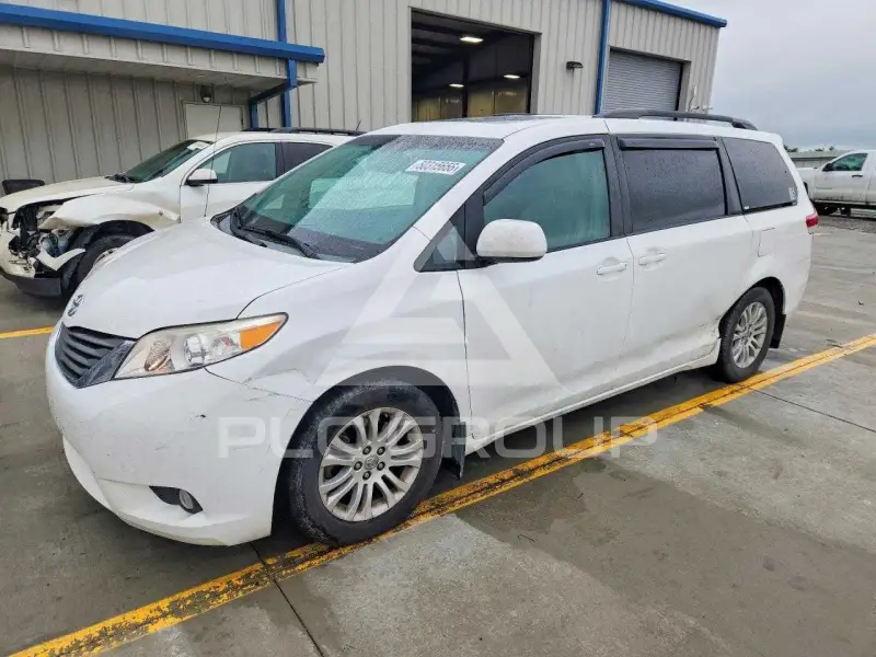 2013 Toyota SIENNA фото