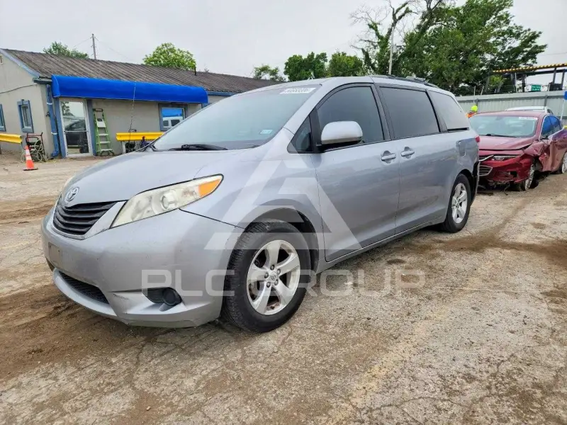 2013 Toyota SIENNA фото