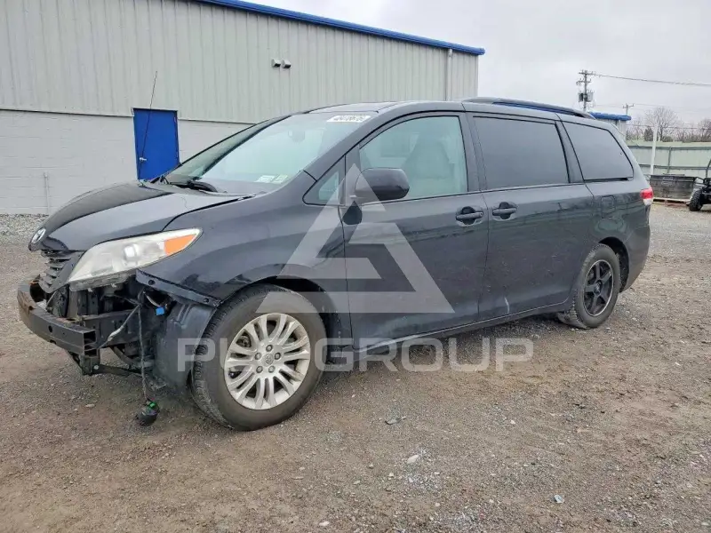 2013 Toyota SIENNA photo