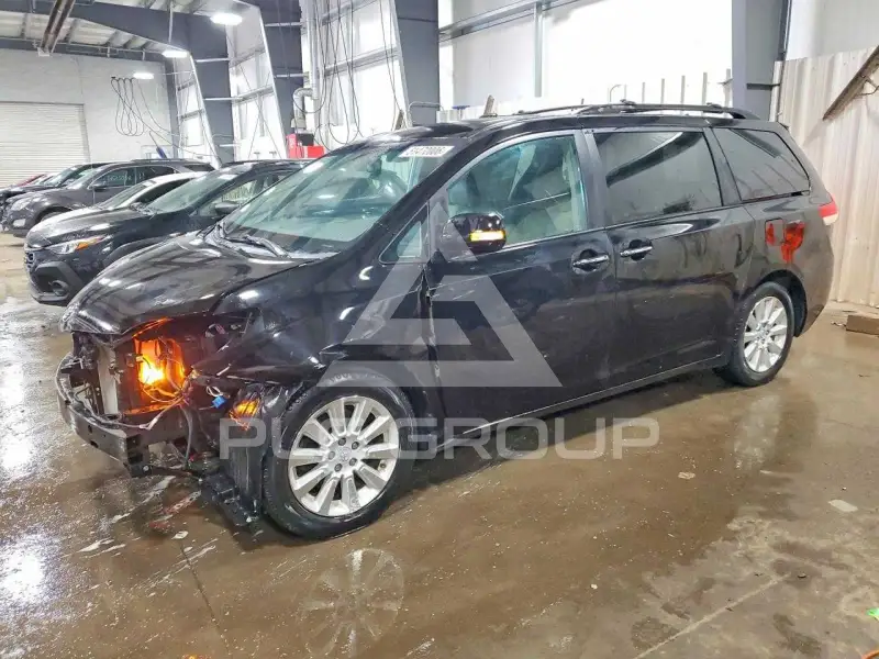 2013 Toyota SIENNA фото