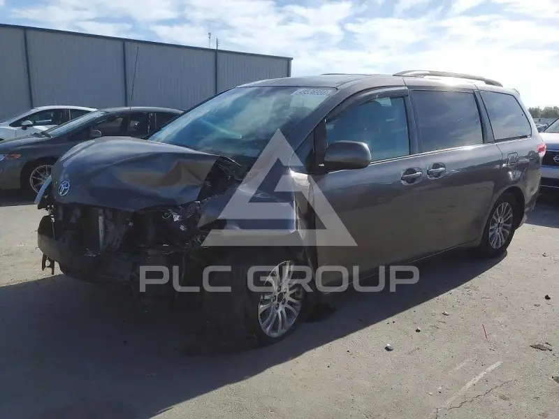 2013 Toyota SIENNA photo