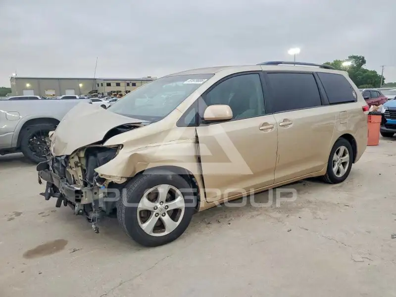 2013 Toyota SIENNA photo