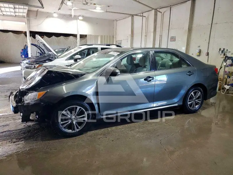 2013 Toyota CAMRY фото