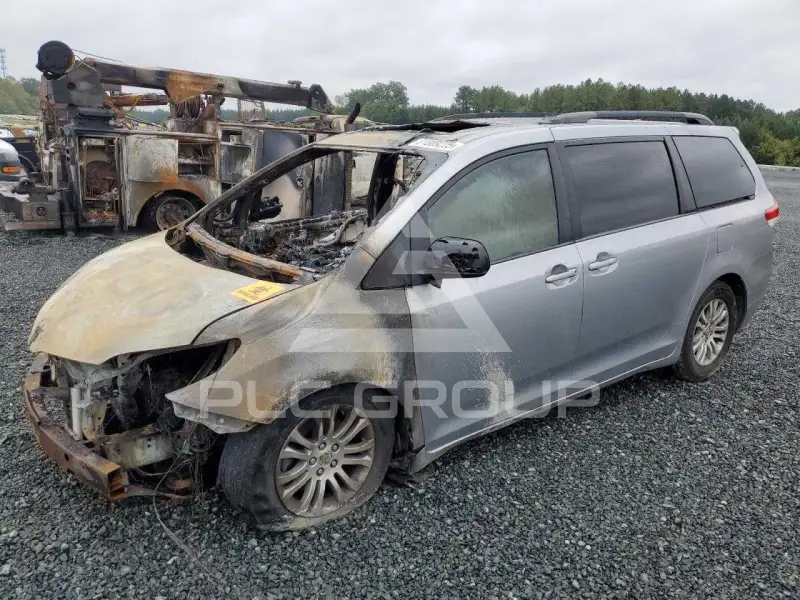 2013 Toyota SIENNA фото