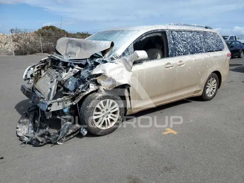 2013 Toyota SIENNA фото
