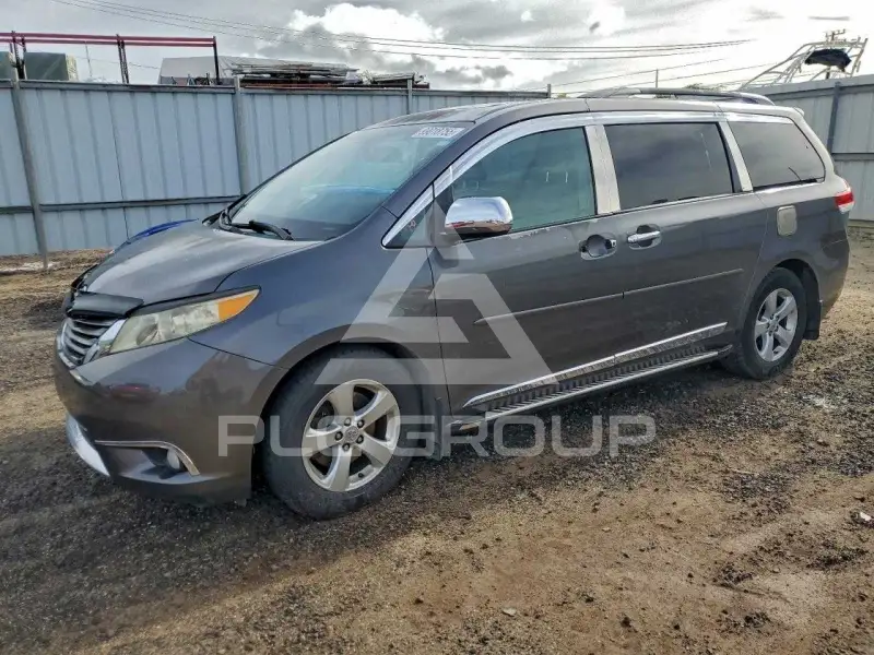 2013 Toyota SIENNA фото