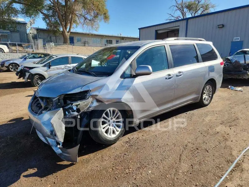 2013 Toyota SIENNA фото