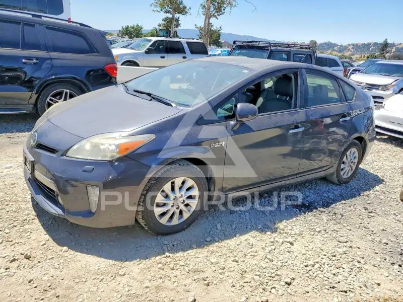 2013 Toyota PRIUS фото