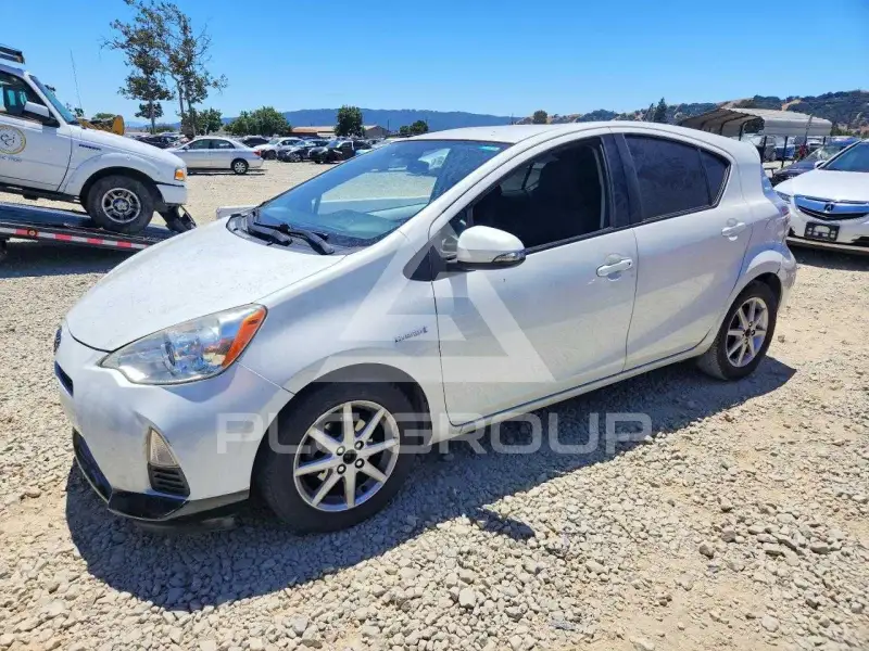 2013 Toyota PRIUS photo