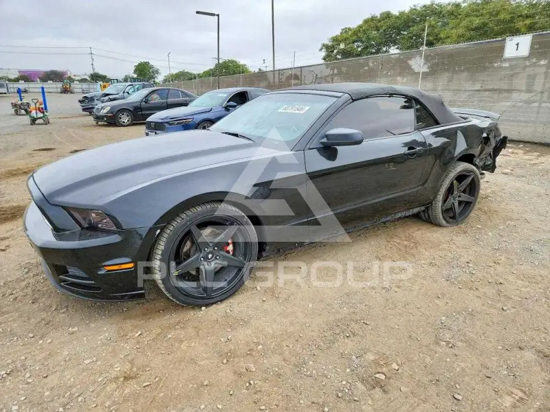 2013 Ford MUSTANG фото