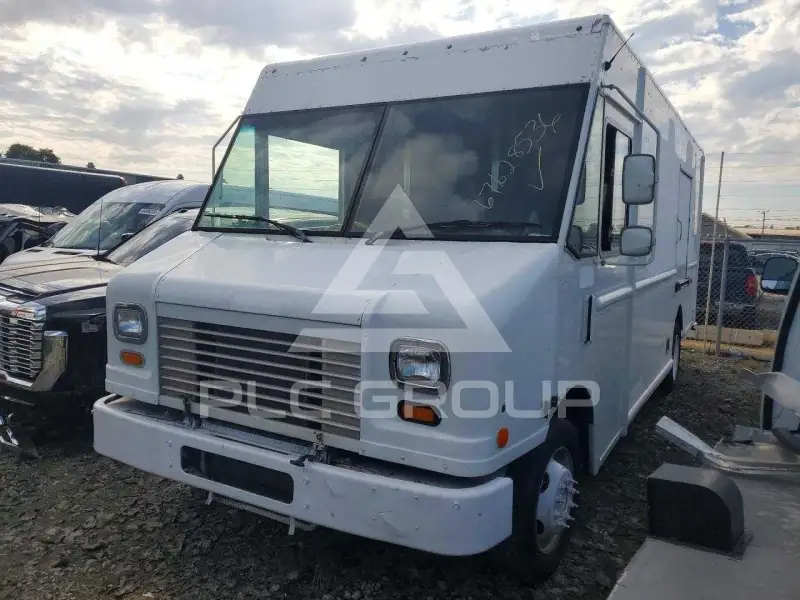 2013 Ford F-590 photo