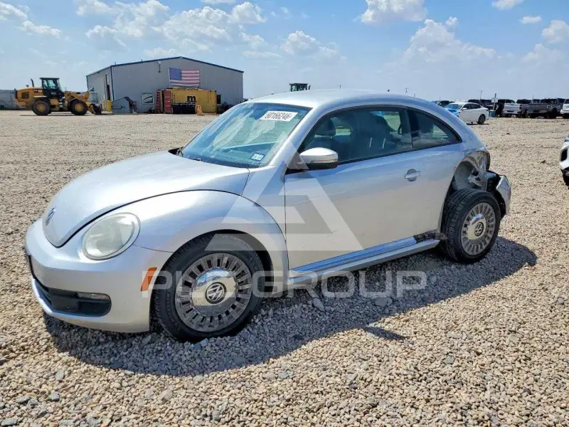 2013 Volkswagen BEETLE photo