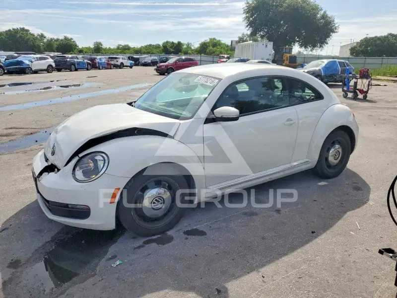 2013 Volkswagen BEETLE photo