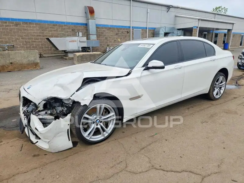 2014 BMW 750 фото