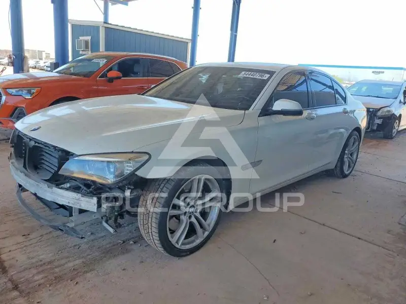 2014 BMW 750 фото
