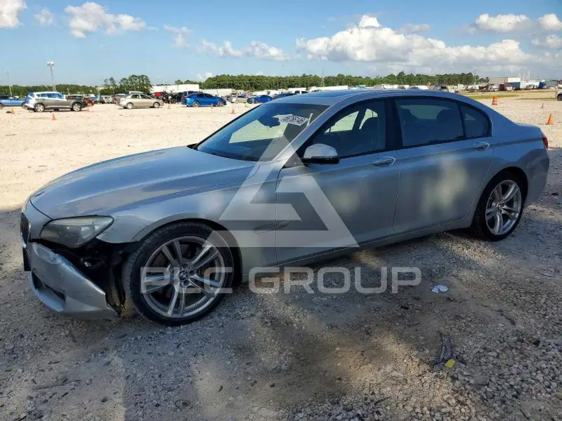 2014 BMW 750 фото