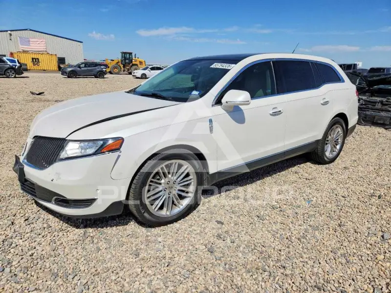 2014 Lincoln MKT photo