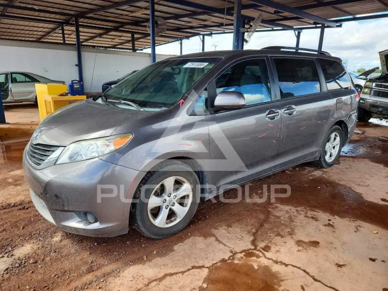 2014 Toyota SIENNA photo