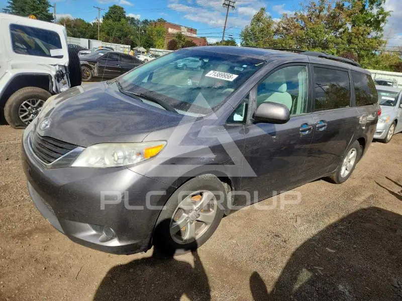 2014 Toyota SIENNA photo
