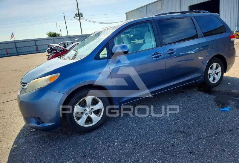 2014 Toyota SIENNA photo