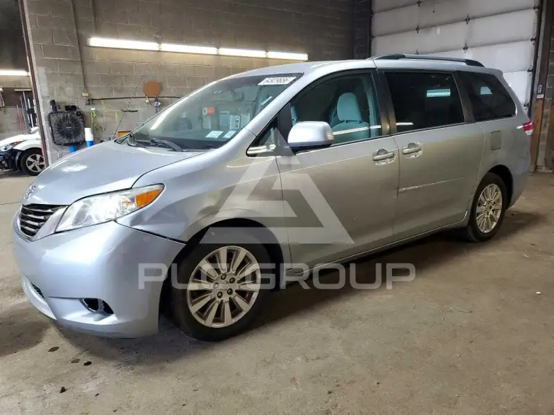 2014 Toyota SIENNA photo