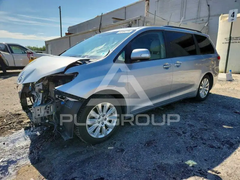 2014 Toyota SIENNA photo