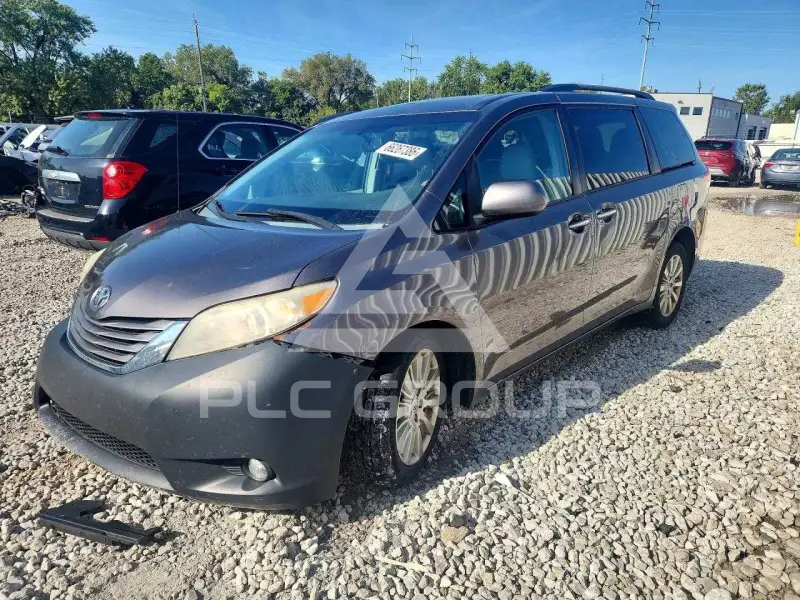 2014 Toyota SIENNA photo