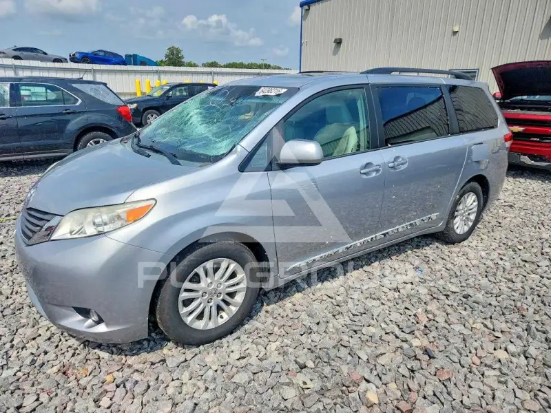 2014 Toyota SIENNA photo