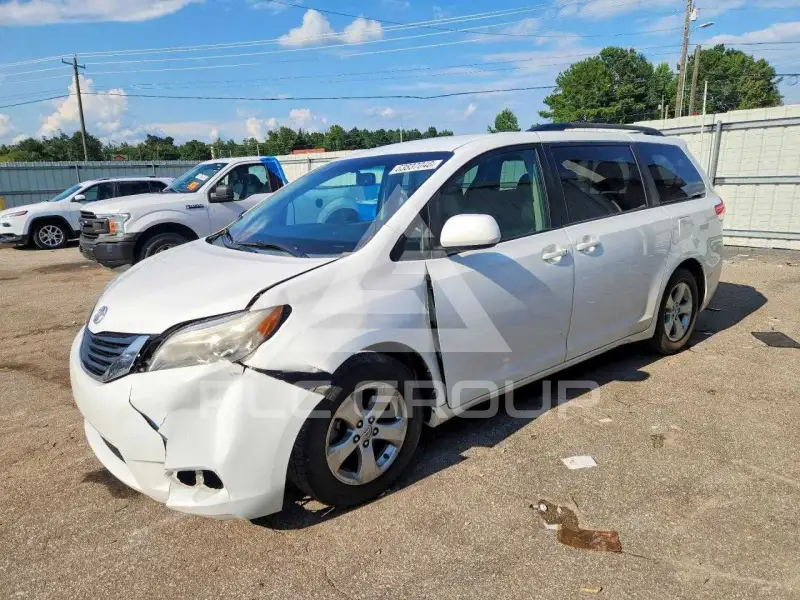 2014 Toyota SIENNA photo