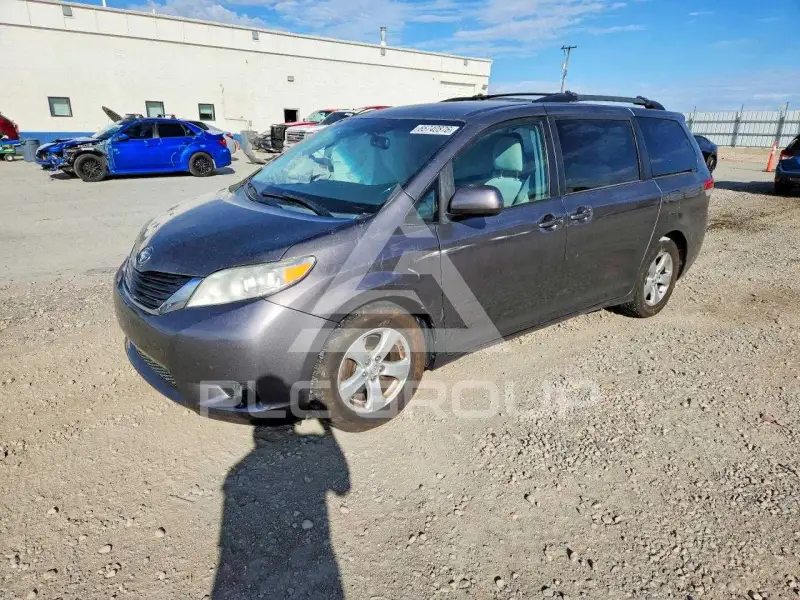 2014 Toyota SIENNA photo