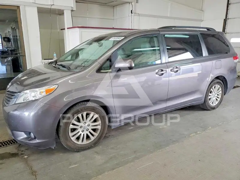 2014 Toyota SIENNA photo