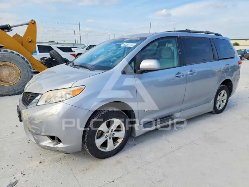 2014 Toyota SIENNA photo