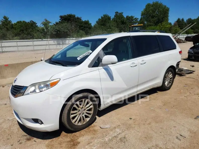2014 Toyota SIENNA photo