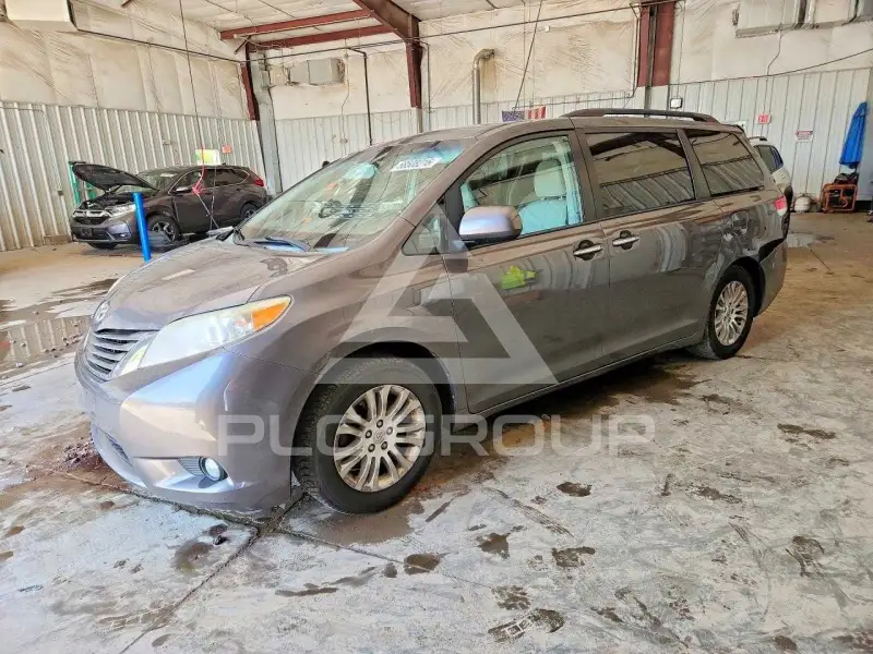 2014 Toyota SIENNA photo