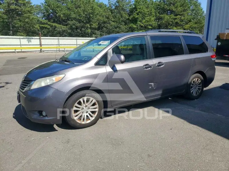 2014 Toyota SIENNA photo