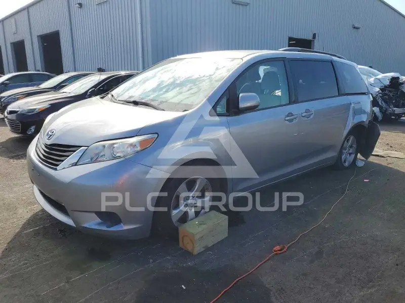 2014 Toyota SIENNA photo