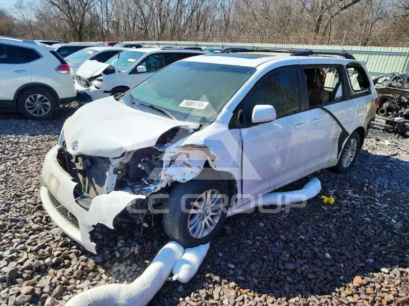 2014 Toyota SIENNA photo