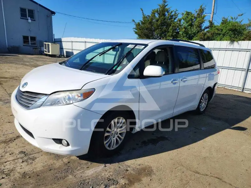2014 Toyota SIENNA photo