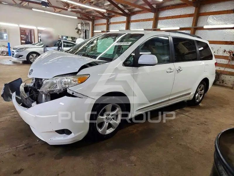2014 Toyota SIENNA photo