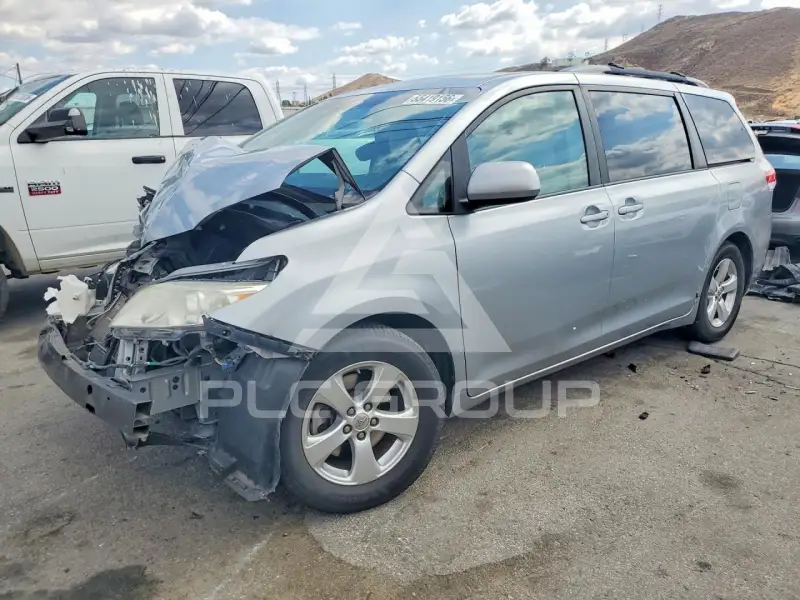 2014 Toyota SIENNA photo
