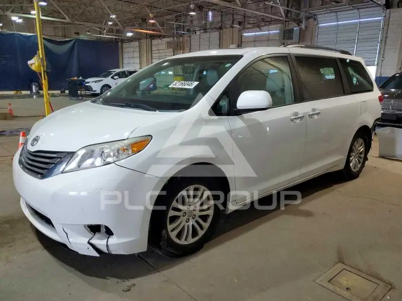 2014 Toyota SIENNA photo