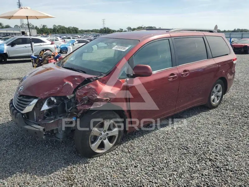 2014 Toyota SIENNA photo