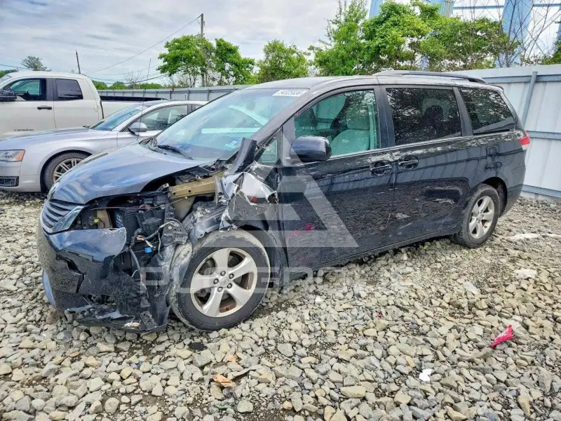 2014 Toyota SIENNA photo